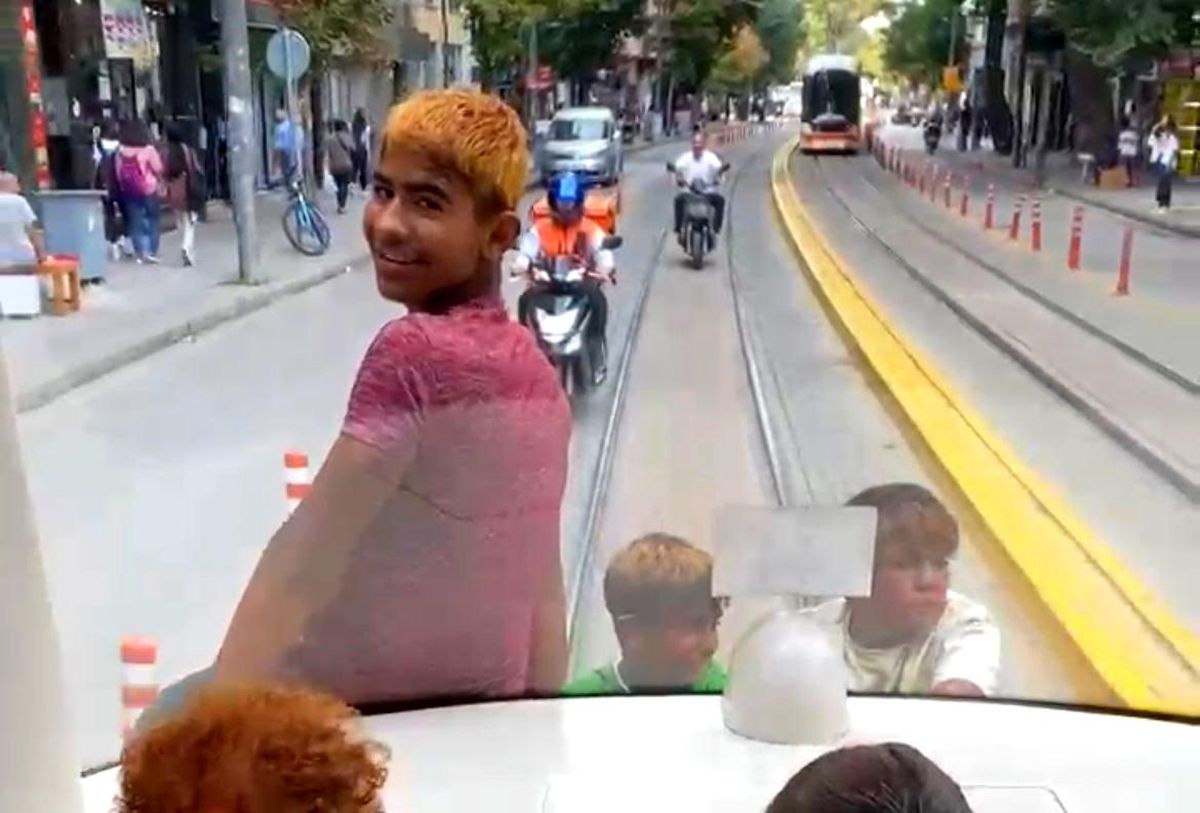 Eskişehir'de tramvayın arkasına tutunarak yolculuk yapan çocuklar kaydedildi