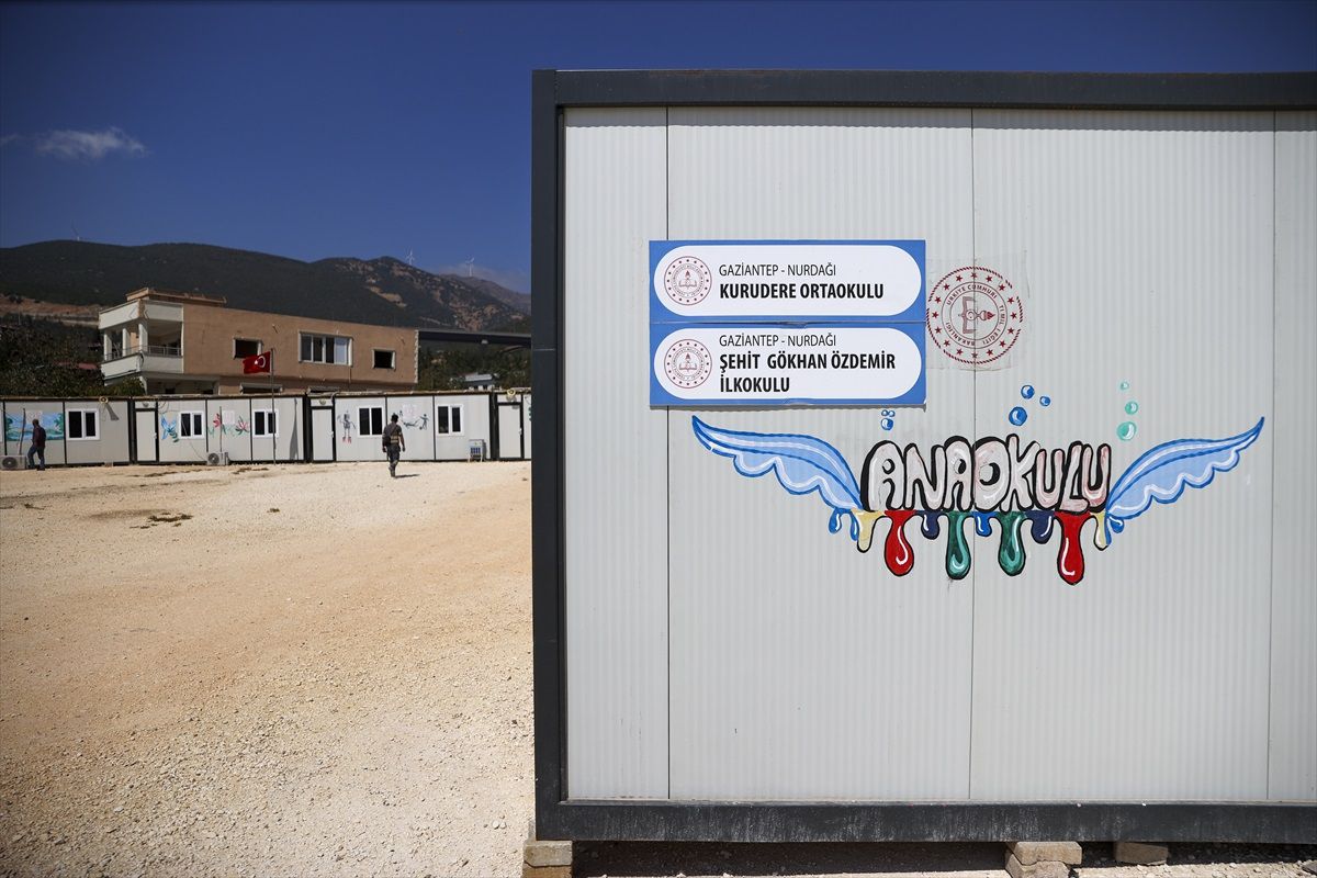 Gaziantep'teki depremzede çocuklar okula başlıyor