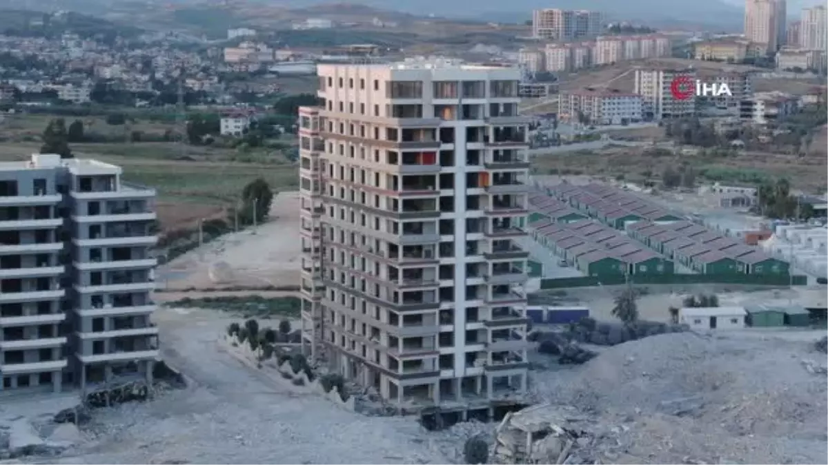 Hatay'da dinamitle yıkılan 57. binadan geriye enkaz kaldı