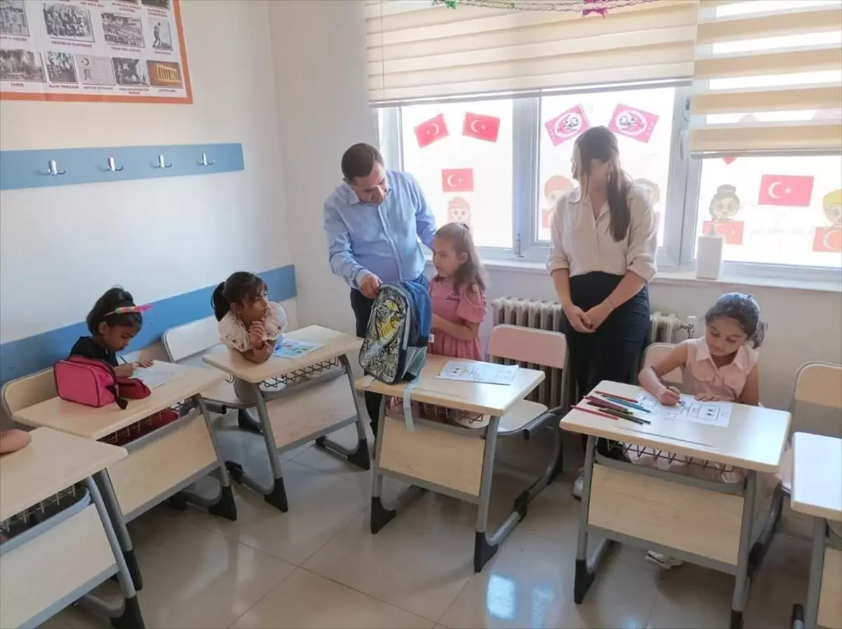 Elbeyli Belediyesi Birinci Sınıf Öğrencilere Çanta ve Kırtasiye Seti Dağıttı