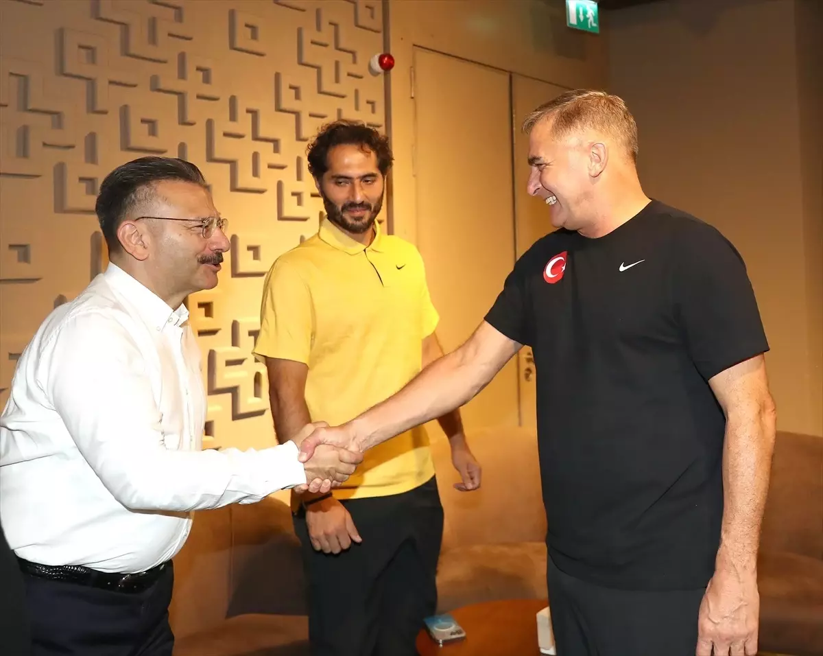 Eskişehir Valisi Hüseyin Aksoy, A Milli Futbol Takımı'nı ziyaret etti