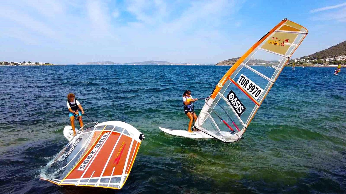 İzmir'de düzenlenen yelken yarışları başladı