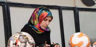 Kula'da Kadınlar Futbol Topu Üretimiyle Aile Bütçelerine Destek Oluyor