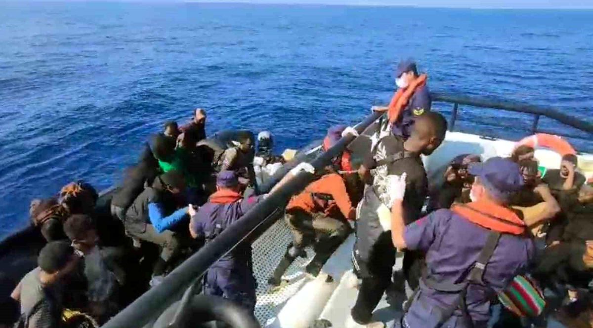 Fethiye Açıklarında Arızalanan Lastik Botla Sürüklenen Göçmenler Kurtarıldı