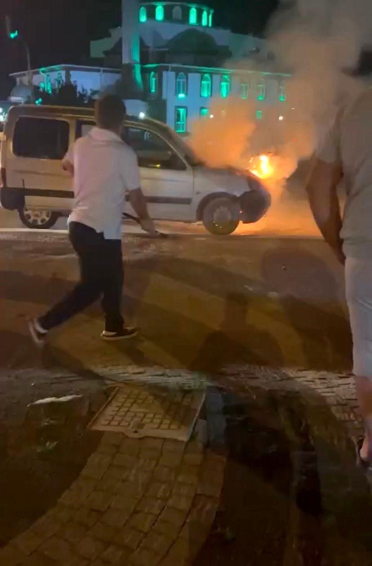 Sakarya'da Hafif Ticari Araç Alev Aldı