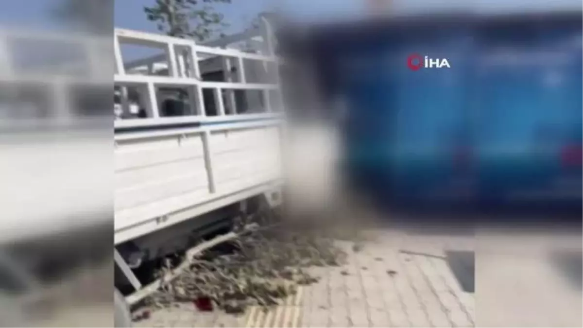 Hatay'da kamyonetin çarptığı kazada 4 kişi yaralandı