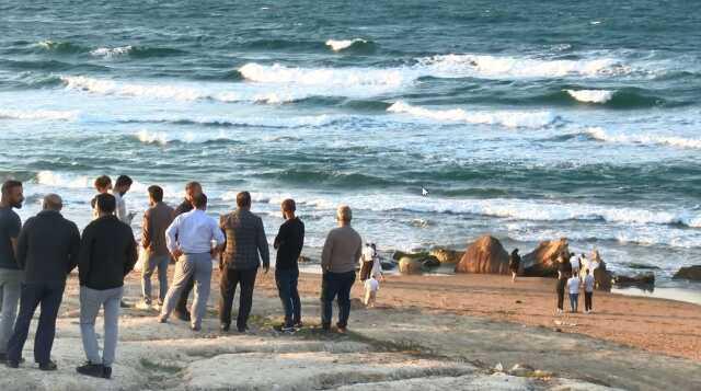 İki duygu aynı karede! Bir tarafta acı bekleyiş, diğer tarafta mutluluk