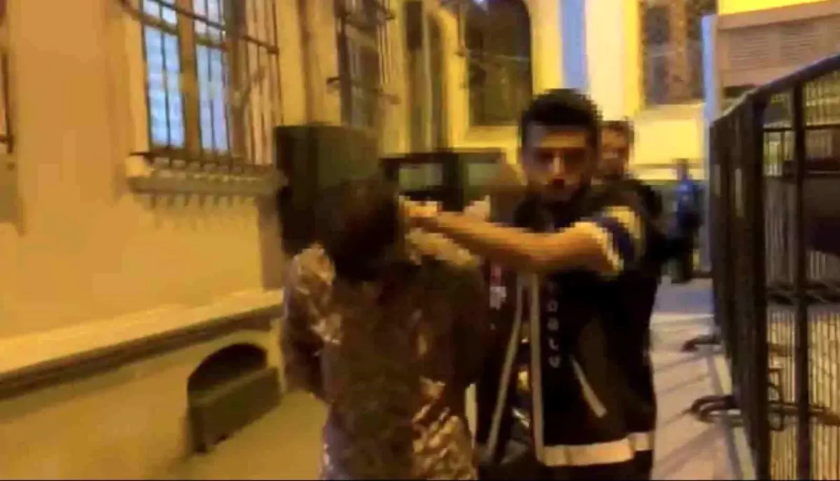 Beyoğlu'da İş Adamı Dolandırıldı, Dolandırıcılar Tutuklandı