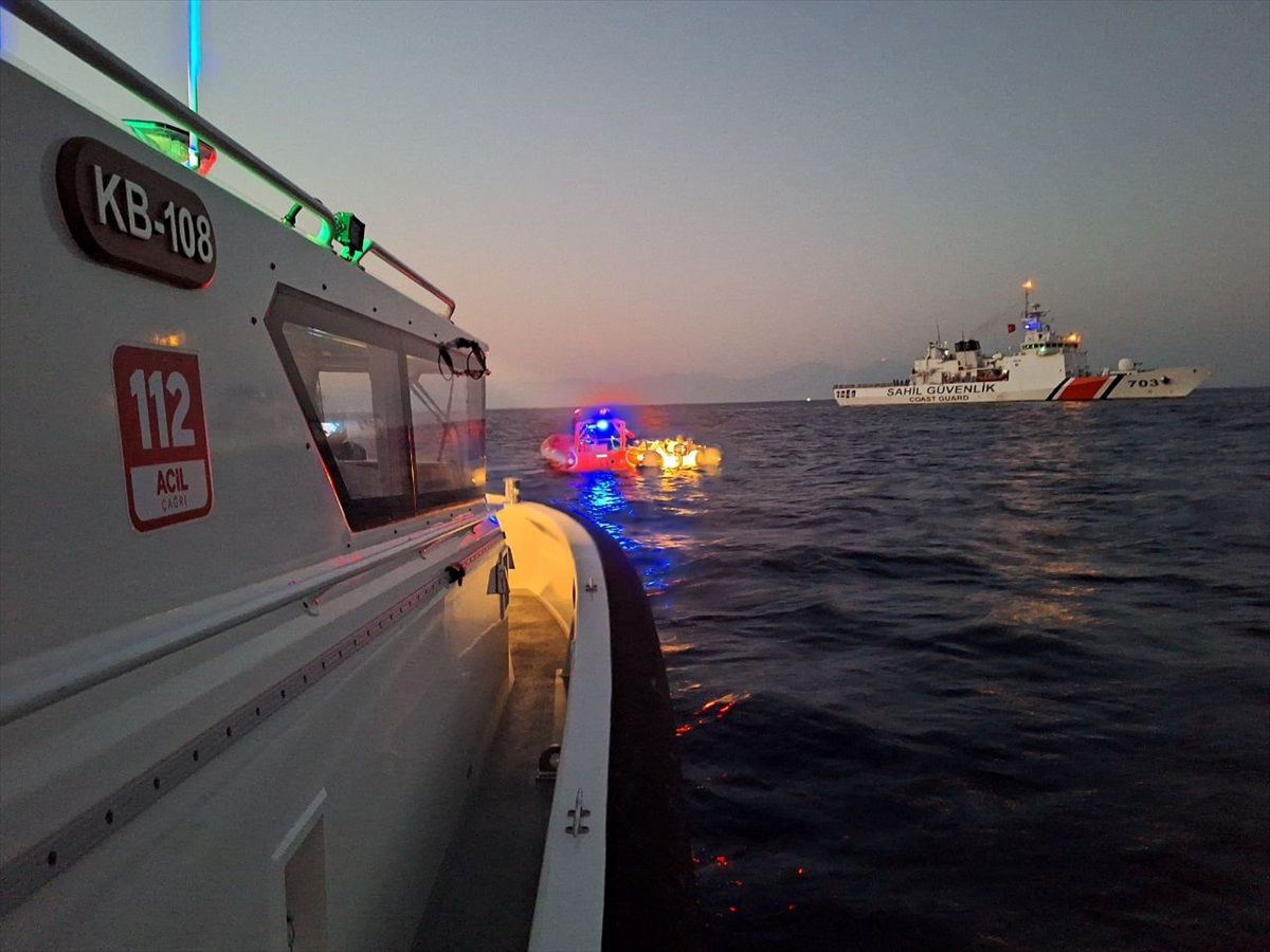 İzmir açıklarında 23 düzensiz göçmen kurtarıldı, 26 göçmen yakalandı