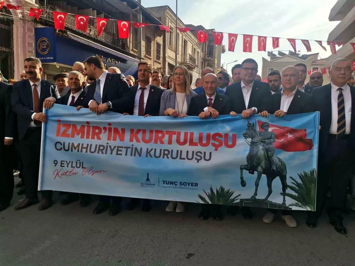 İzmir'in düşman işgalinden kurtuluşu coşkuyla kutlandı