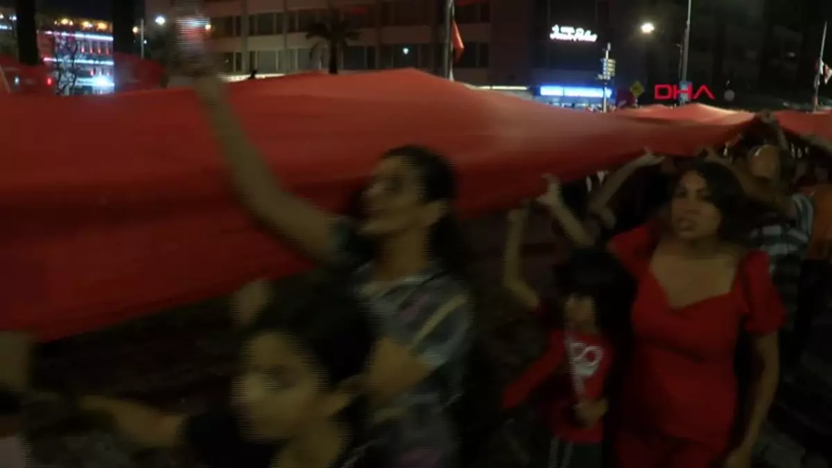 İzmir'in Kurtuluş Yıldönümü Fener Alayı ve Konserlerle Devam Etti