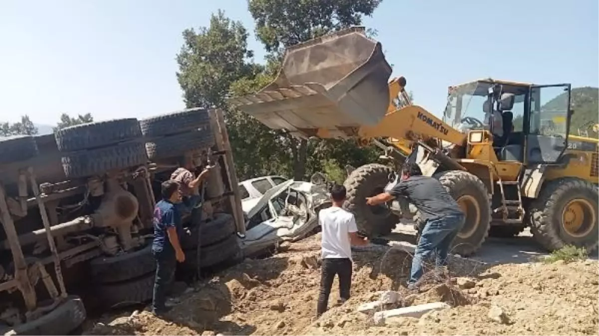 Kamyonun Cenaze Namazına Dalması Sonucu 3 Kişi Öldü, 28 Kişi Yaralandı