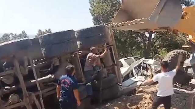 Kamyonun cenaze merasimi alanına daldığı kaza yerinden ilk görüntüler