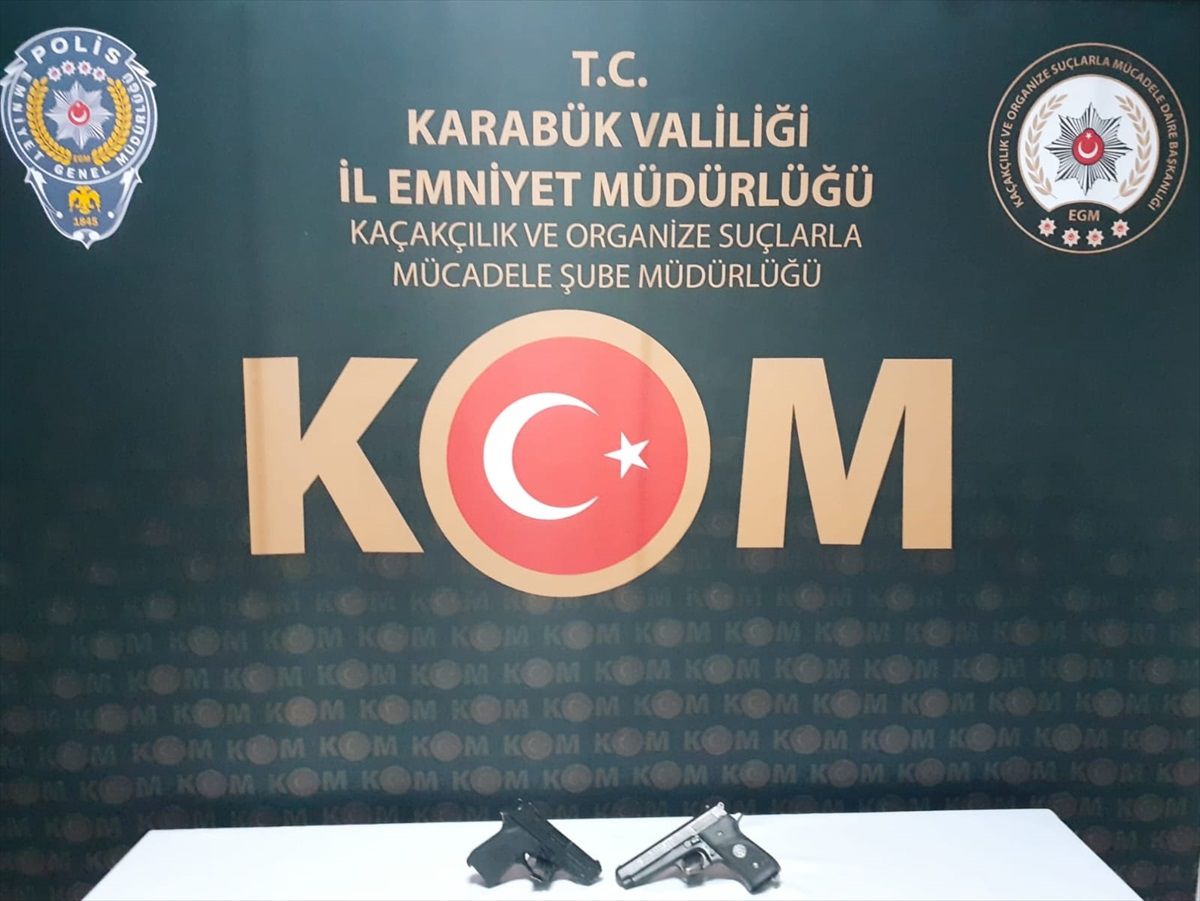 Karabük ve Eflani'de yapılan operasyonda 31 bin 80 makaron ile 2 adet ruhsatsız silah ele geçirildi