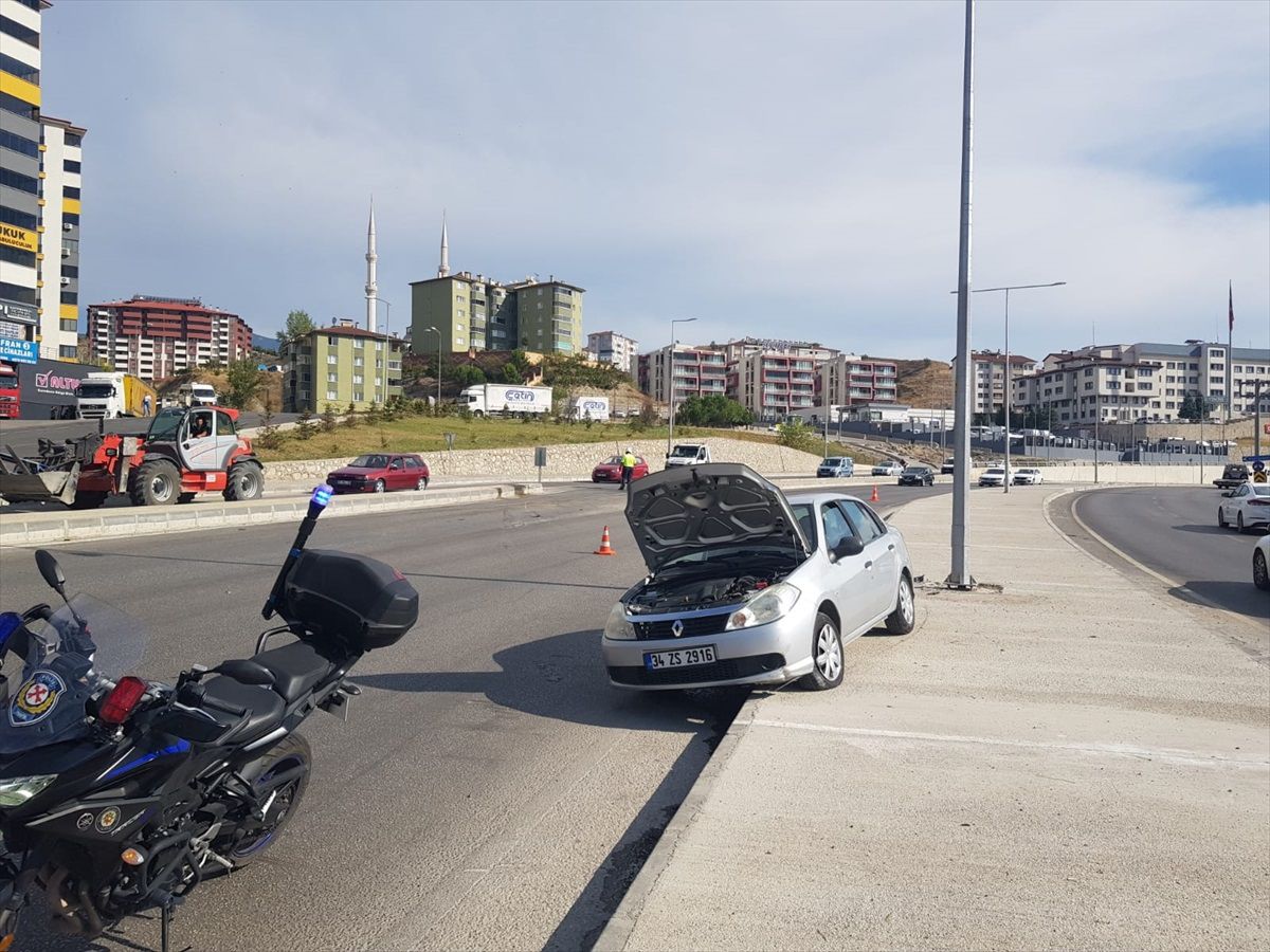 Karabük'te refüje çarpan otomobildeki 2 kişi yaralandı