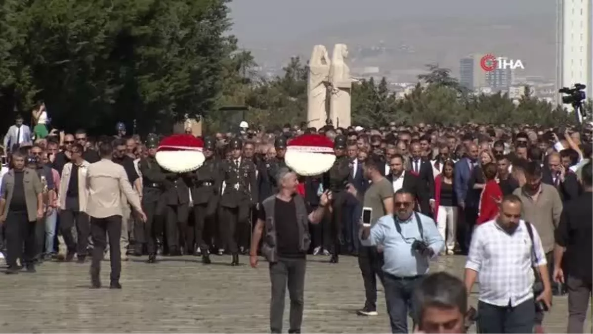 Kılıçdaroğlu, CHP'nin 100'üncü yıl etkinlikleri çerçevesinde Anıtkabir'i ziyaret etti