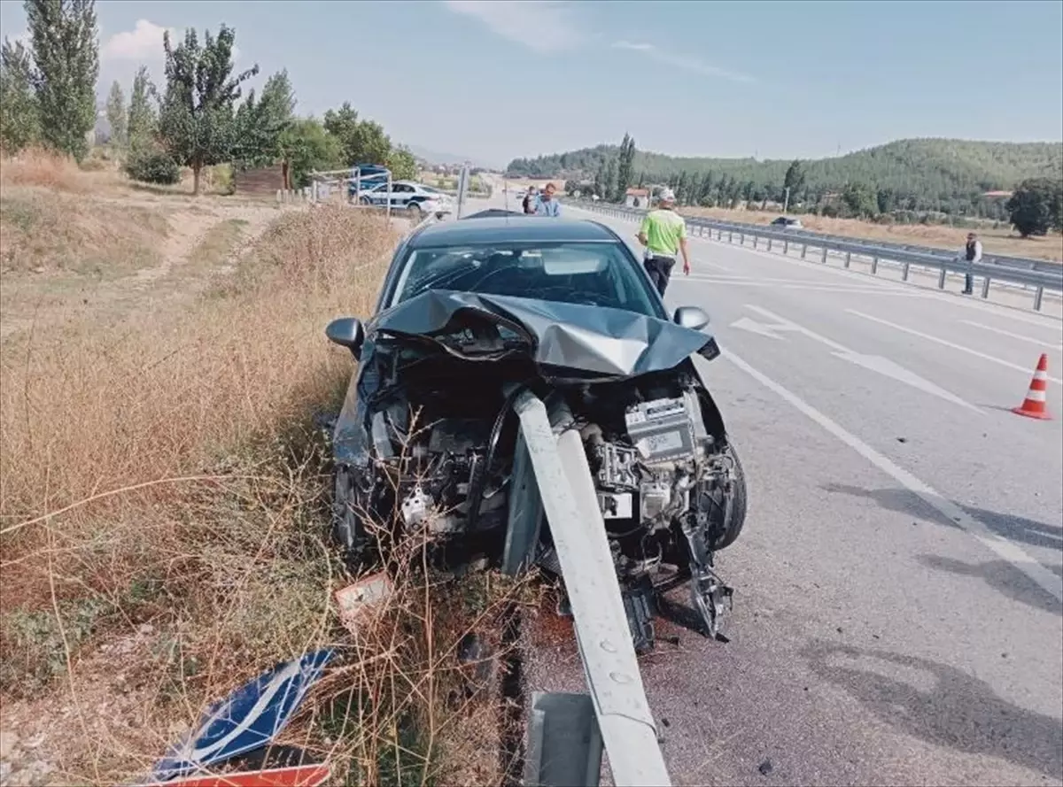 Kütahya'da Otomobil Kazası: 2 Kişi Yaralandı