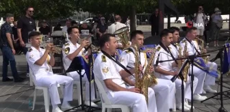 Kuzey Deniz Saha Komutanlığı Bandosu Taksim Meydanı'nda konser verdi