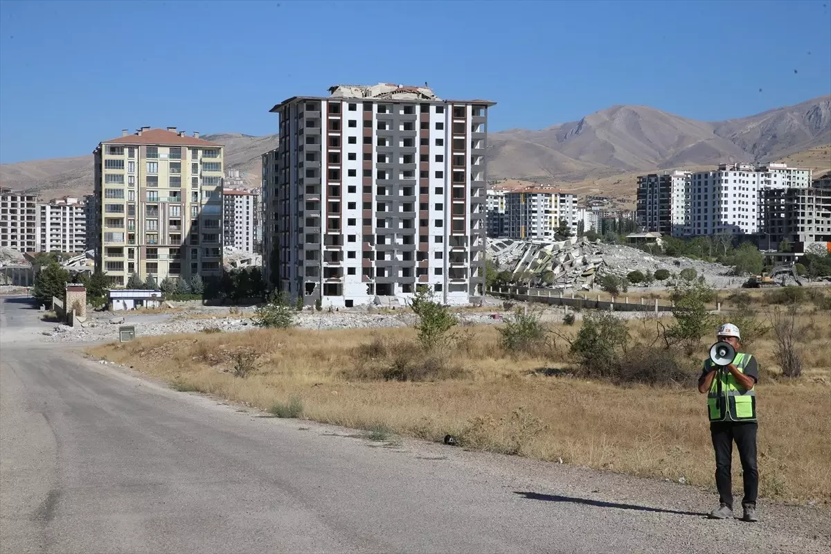 Malatya'da ağır hasarlı bina patlayıcıyla yıkıldı