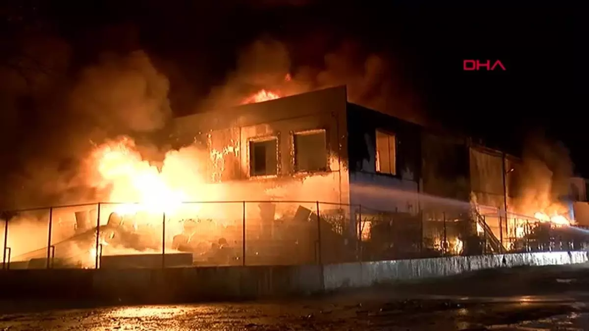 Manisa'da Geri Dönüşüm Tesisi Yangını