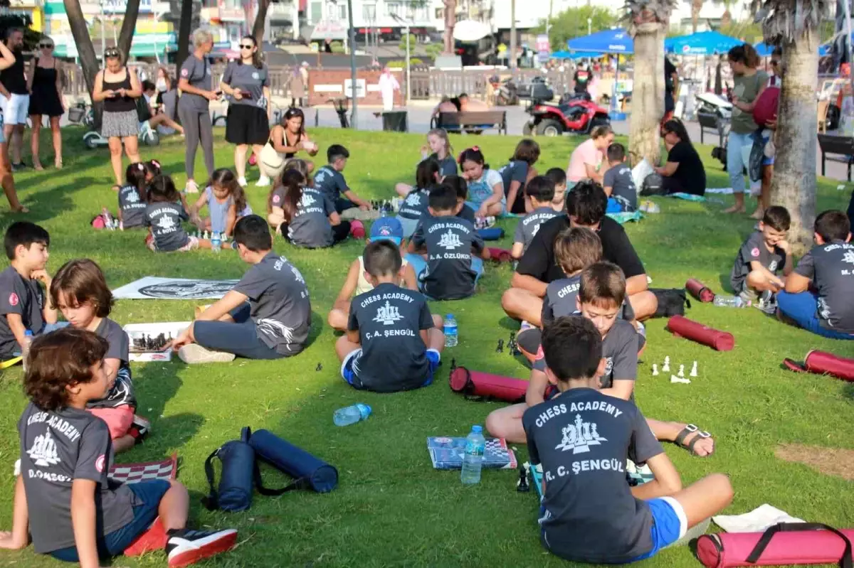 Marmaris'te 'Sokakta Satranç Var' etkinliği düzenlendi