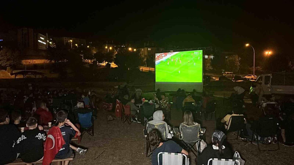 Milli Takım'ın Ermenistan ile mücadelesi dev ekranda yayınlandı