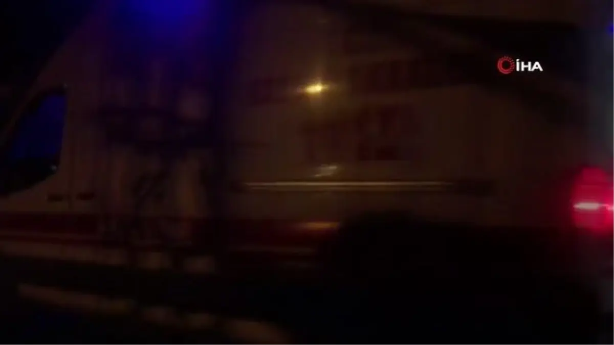 Adana'da trafik kazasında otomobil işyerine çarptı