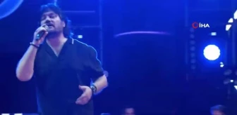 Ahmet Şafak Konserinde Düşme Tehlikesi Geçirdi
