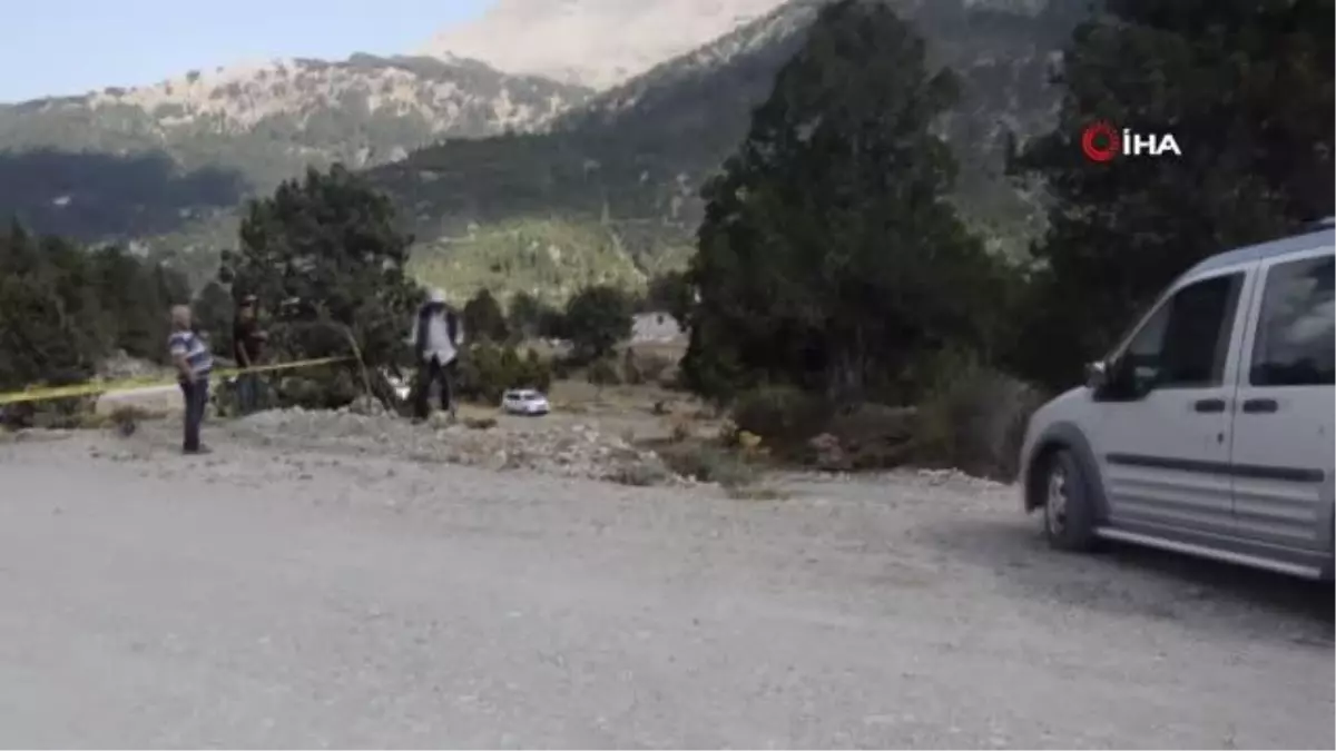 Stabilize yolun resmiyet kazanması için tapulu arazisinden geçen karayolunu kazarak trafiğe kapattı