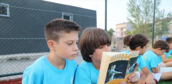 Tekirdağ'da yaz spor okuluna katılan öğrenciler kitap okuma alışkanlığını sahada kazanıyor