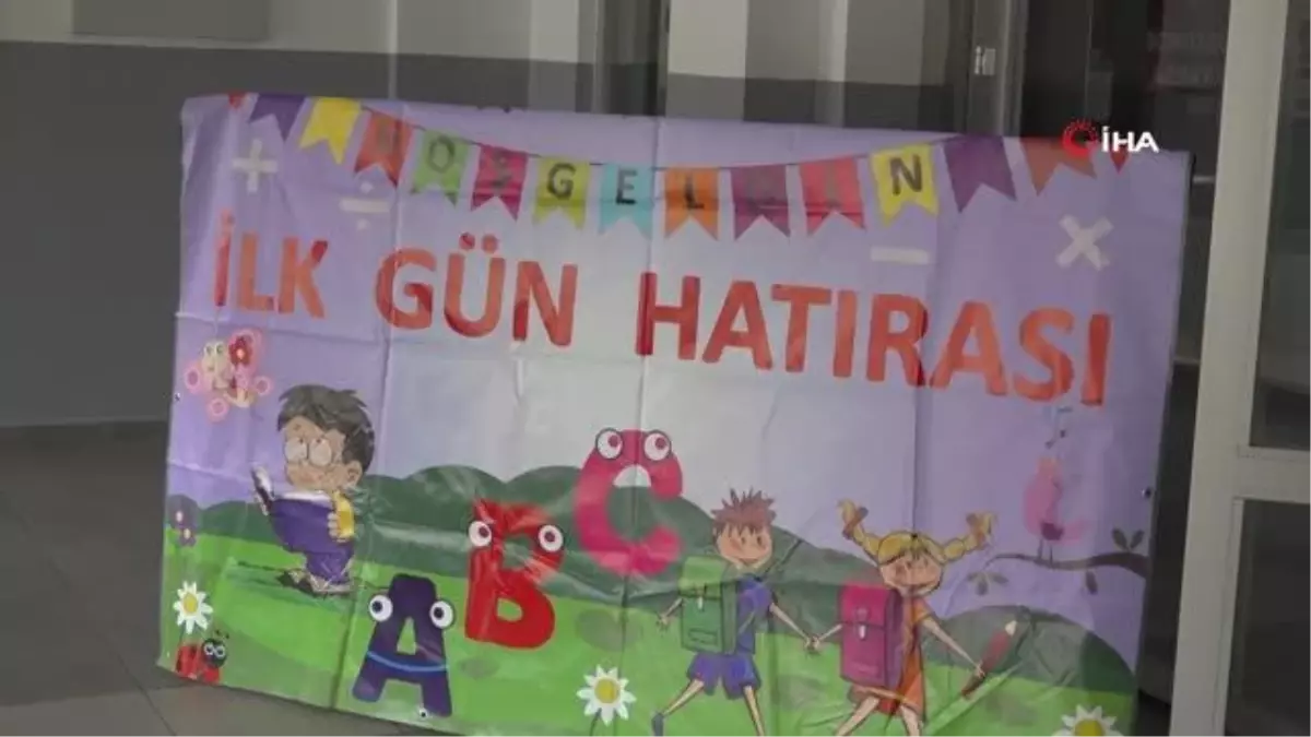 Tuzla'da 50 bin öğrenciye kırtasiye seti dağıtımı devam ediyor