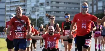 İzmir'in düşman işgalinden kurtuluşunun 101. yılına özel düzenlenen yarı maraton büyük ilgi gördü