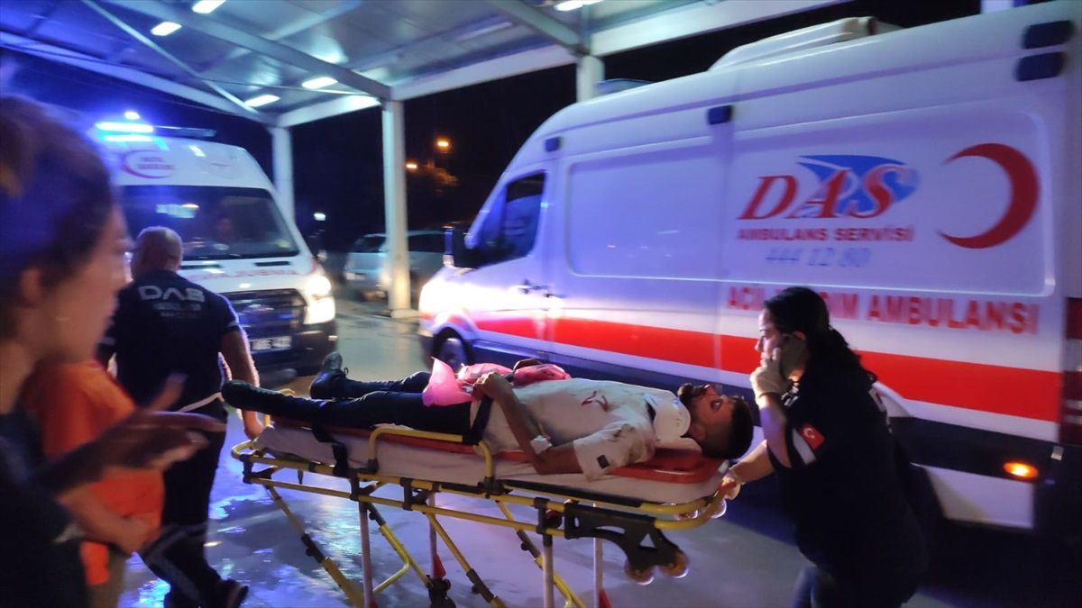 Kozan'da Otomobil Kazası: 3 Kişi Yaralandı