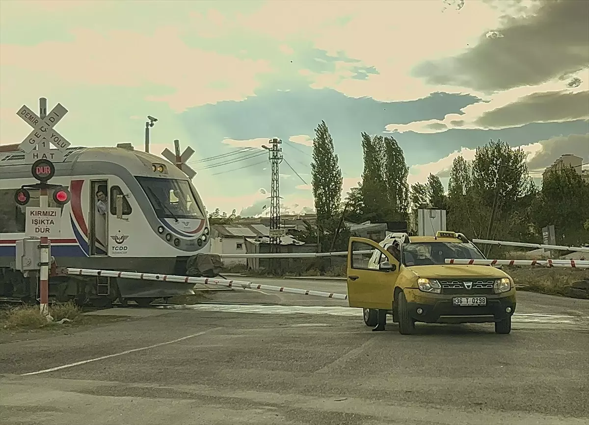 Raybüs, hemzemin geçitte kalan ticari taksiye son anda çarpmadan durdu