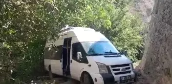 Bingöl'ün Genç ilçesinde minibüs şarampole devrildi, 2 kişi yaralandı