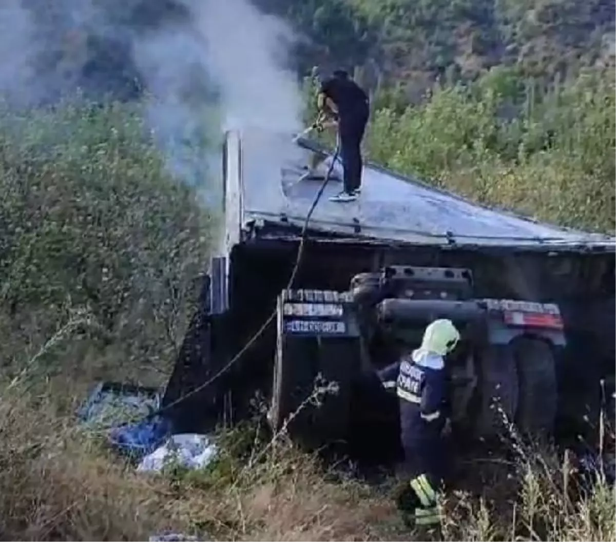 Çorum'da devrilen TIR'da yangın çıktı; 2 yaralı