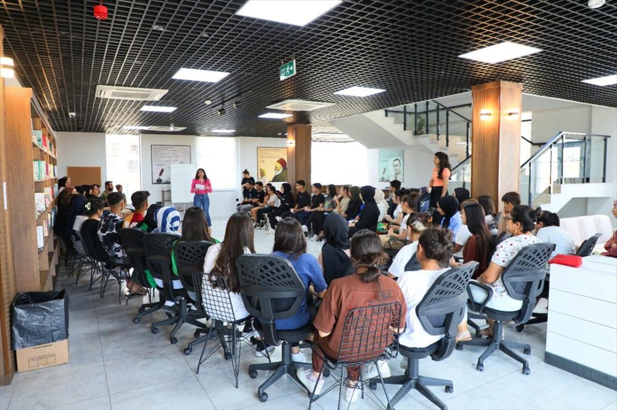 Diyarbakır'da Sınavlara Hazırlanan Öğrencilere Seminer Düzenlendi