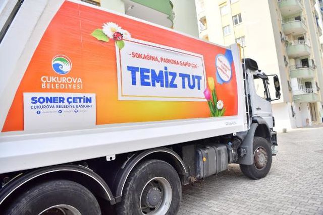 Adana'da bir daireden 20 ton çöp çıkarıldı, ev sahibi 'Yapmayın, bunlar yılların emeği' diyerek direndi