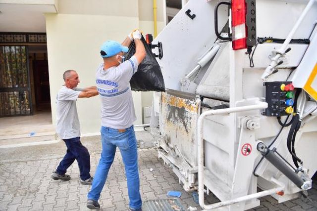 Adana'da bir daireden 20 ton çöp çıkarıldı, ev sahibi 'Yapmayın, bunlar yılların emeği' diyerek direndi