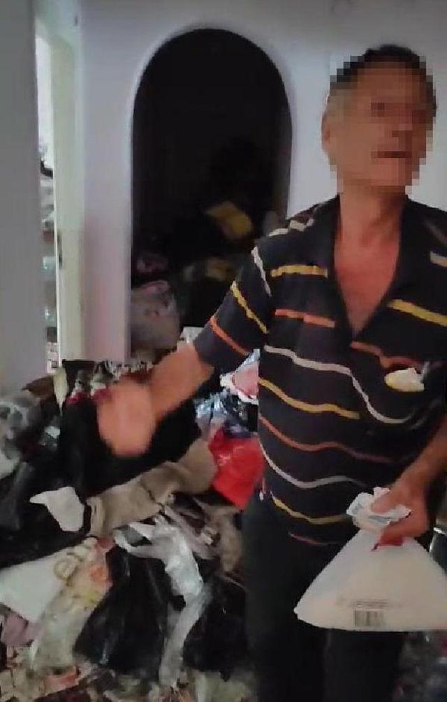 Adana'da bir daireden 20 ton çöp çıkarıldı, ev sahibi 'Yapmayın, bunlar yılların emeği' diyerek direndi