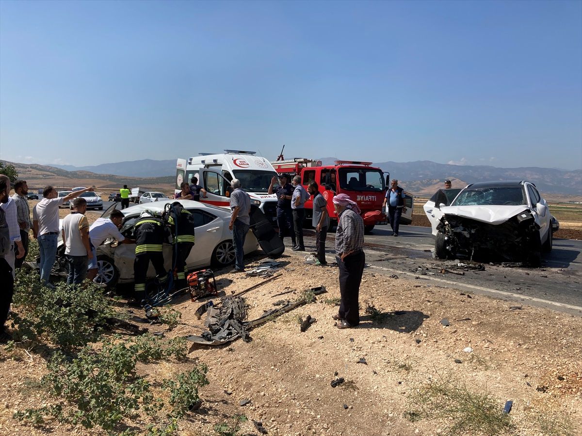Gaziantep'te Otomobil Çarpışması: 1'i Ağır 3 Kişi Yaralandı