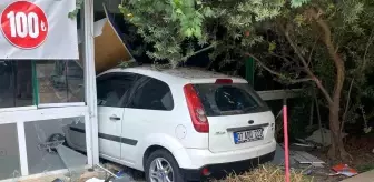 Antalya'da Kontrolden Çıkan Otomobil Eczaneye ve Dönerci Dükkanına Daldı