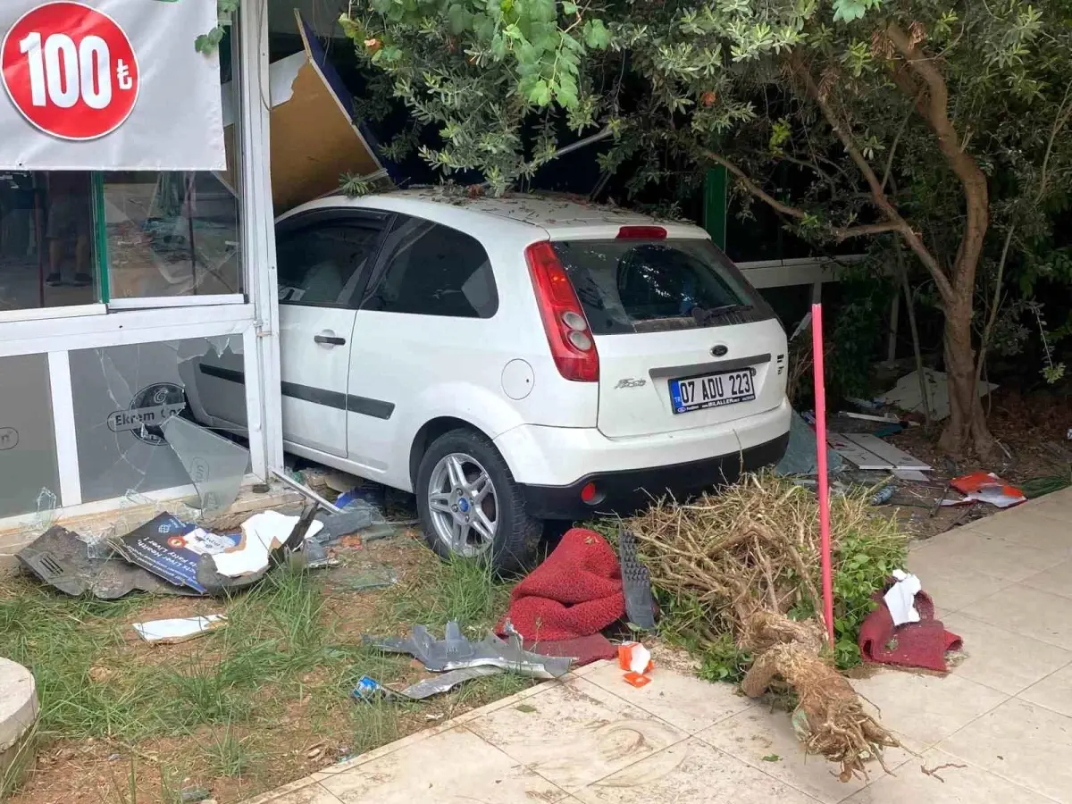 Antalya'da Kontrolden Çıkan Otomobil Eczaneye ve Dönerci Dükkanına Daldı