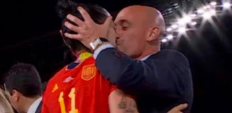 Kupa seremonisinde kadın futbolcuyu dudağından öpen İspanya Futbol Federasyonu Başkanı Luis Rubiales istifa etti