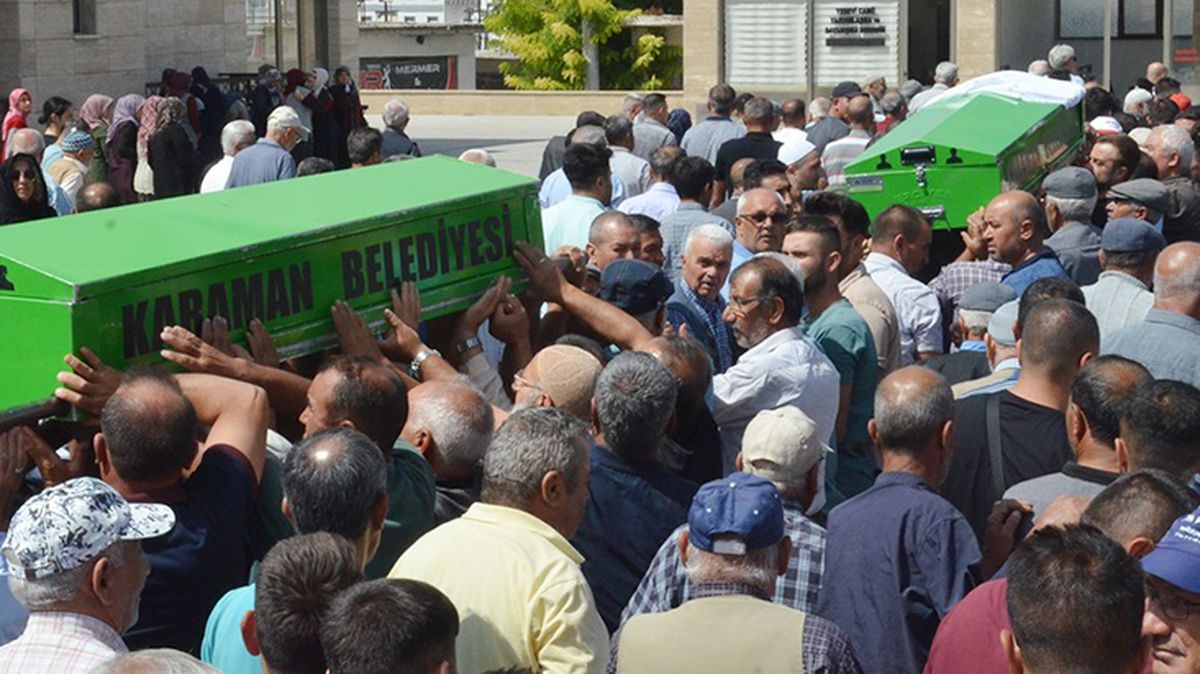 Otomobilin çarptığı yaşlı çift, birlikte defnedildi