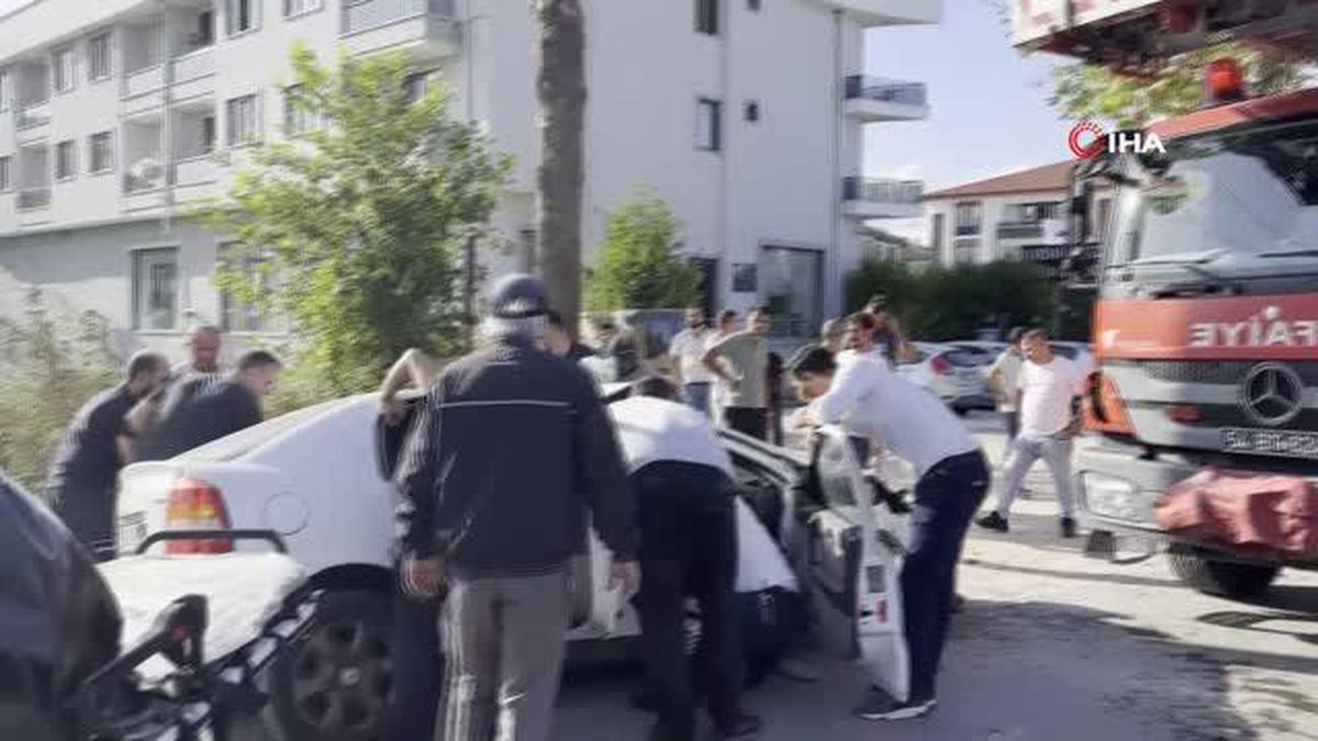 Adapazarı'nda Kontrolden Çıkan Otomobilin Ağaca Çarptığı Kazada 2 Kişi Yaralandı
