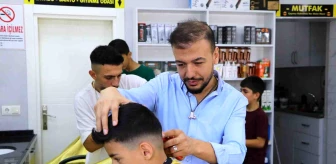 Adana'da bir berber, okula başlayacak çocukları ücretsiz tıraş etti