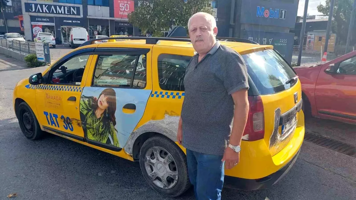 Gaziosmanpaşa'da Yeşil Işıkta Hareket Etmeyen Araç Nedeniyle Taksici Darp Edildi