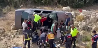 Virajı Alamayan Otomobil Uçuruma Yuvarlandı