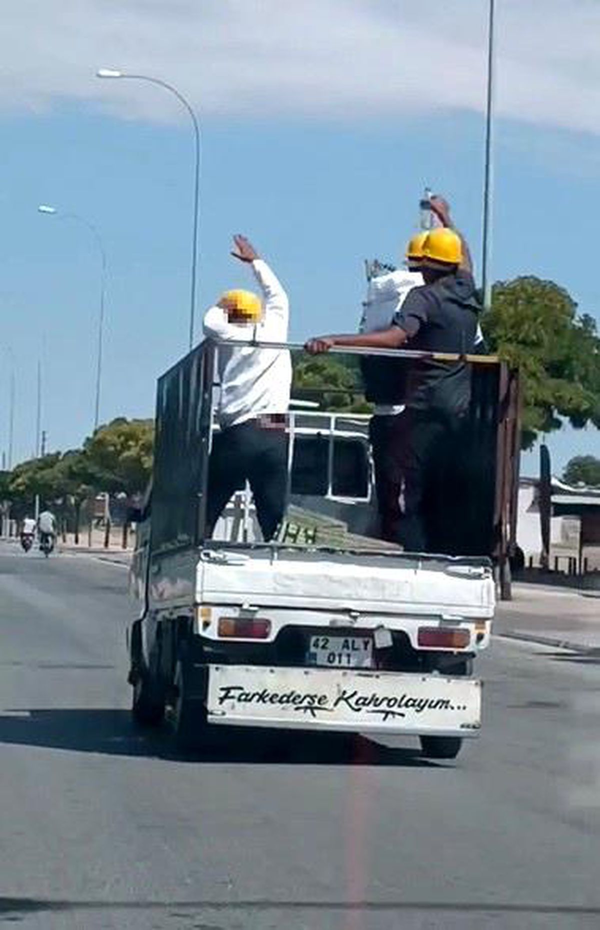 Konya'da Kamyonetin Kasasında Baretli Kişilerin Oyunu Kameraya Yansıdı